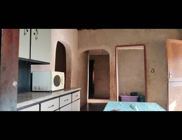 3 BEDROOM HOUSE FOR SALE IN MAKUMBANE